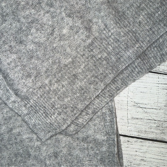 Tahari 100% Cashmere Knit Scarf  Heather Gray 72x12 - Picture 4 of 4